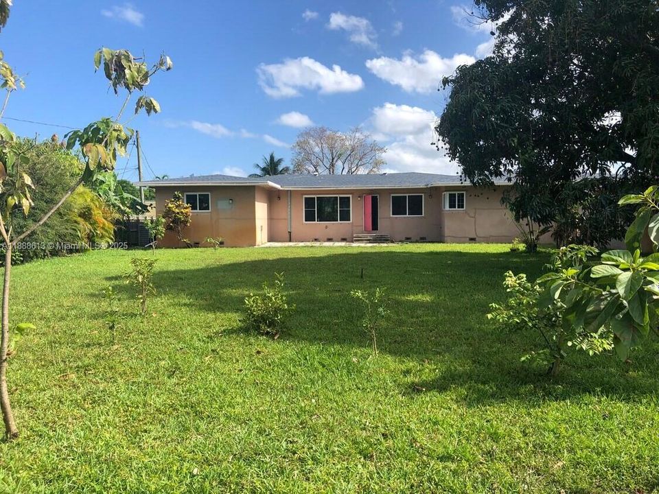 En Venta: $1,130,000 (0.47 acres)