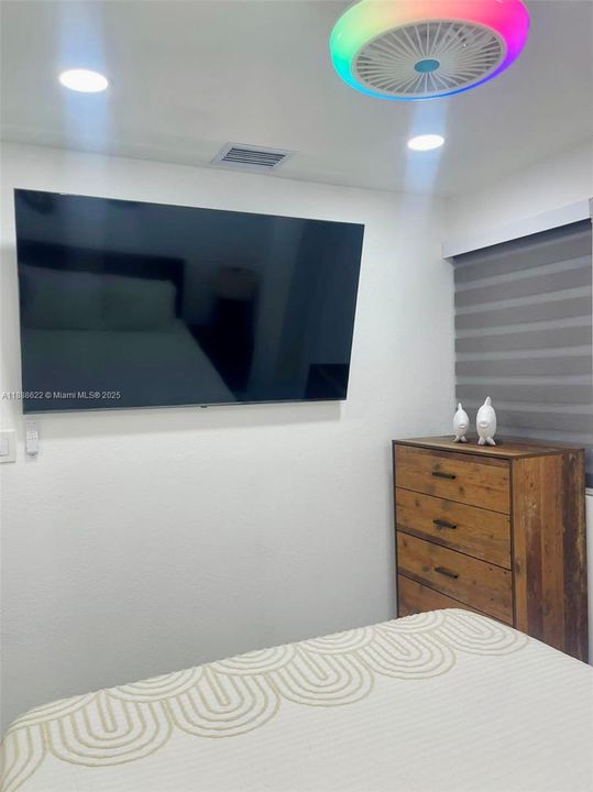 For Sale: $1,600,000 (4 beds, 4 baths, 1350 Square Feet)