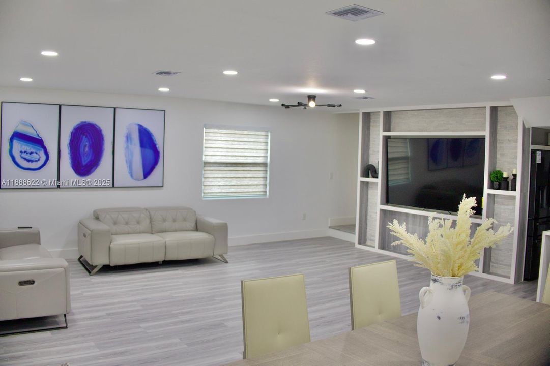 For Sale: $1,600,000 (4 beds, 4 baths, 1350 Square Feet)