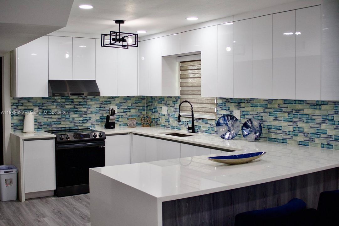 For Sale: $1,600,000 (4 beds, 4 baths, 1350 Square Feet)