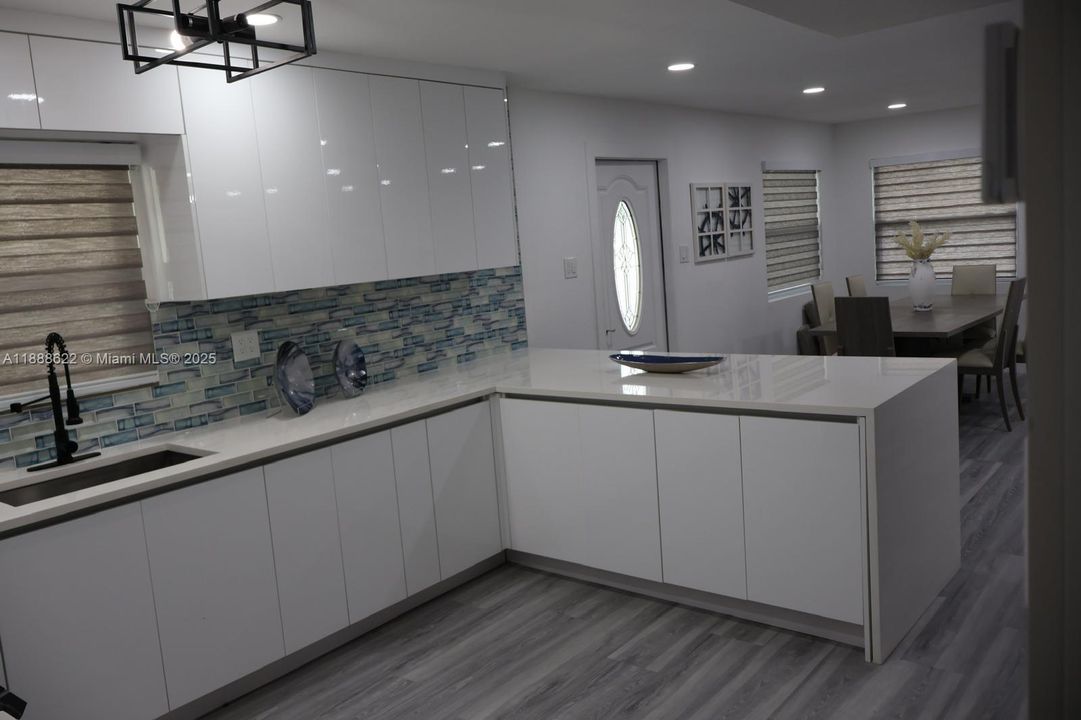 For Sale: $1,600,000 (4 beds, 4 baths, 1350 Square Feet)