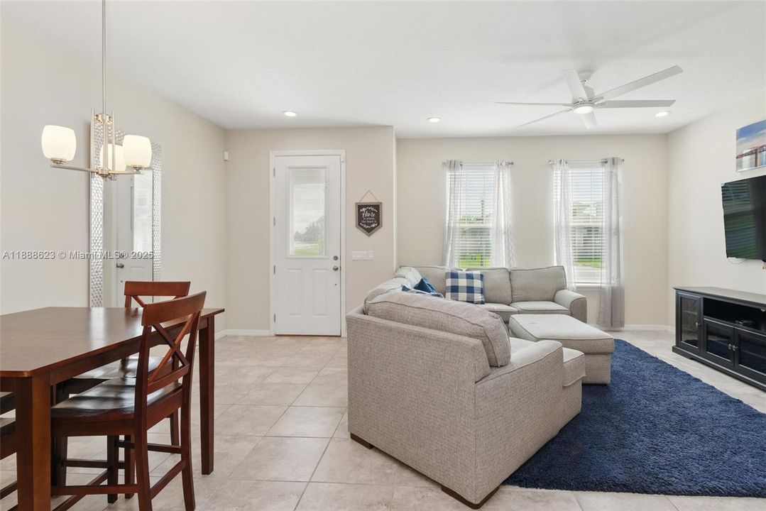 На продажу: $359,900 (3 спален, 2 ванн, 1600 Квадратных фут)