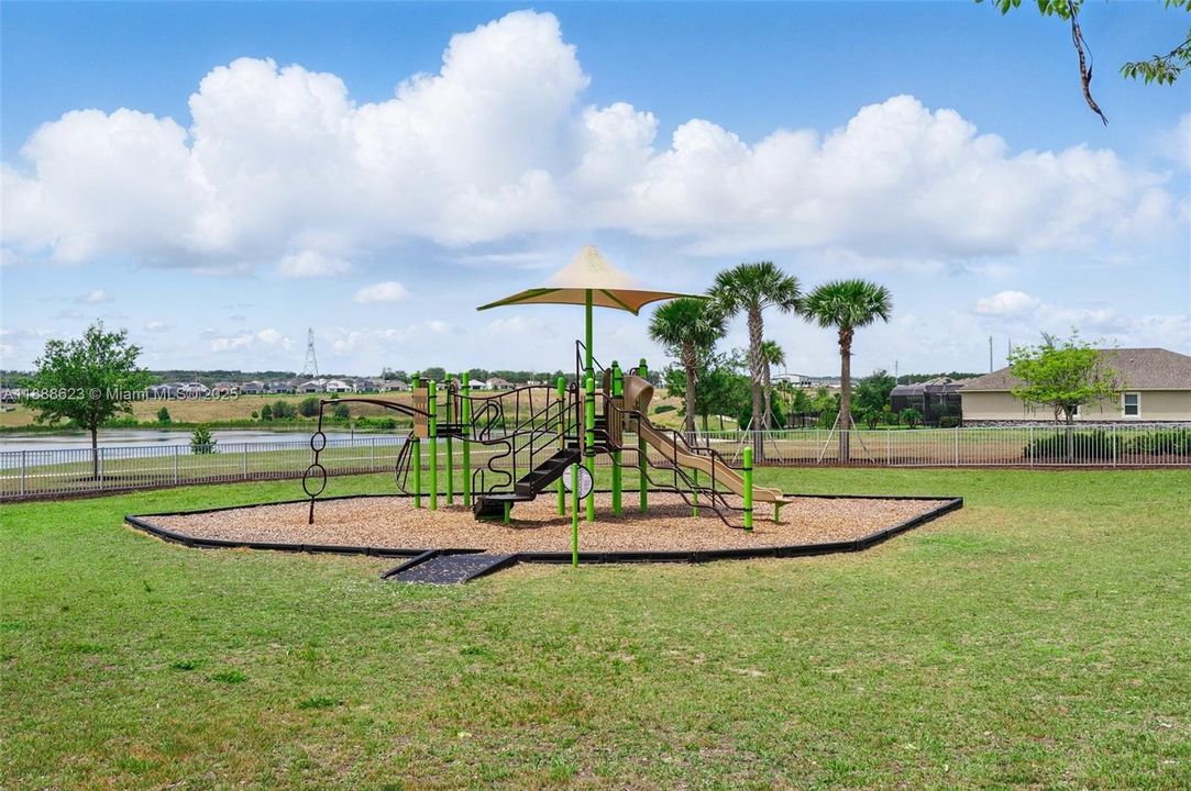 На продажу: $359,900 (3 спален, 2 ванн, 1600 Квадратных фут)