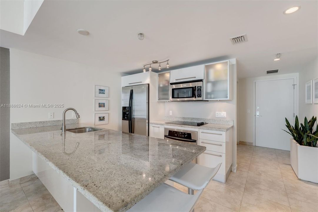 For Sale: $499,580 (1 beds, 1 baths, 825 Square Feet)