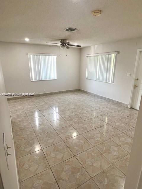 合同活跃: $1,900 (2 贝兹, 2 浴室, 2409 平方英尺)