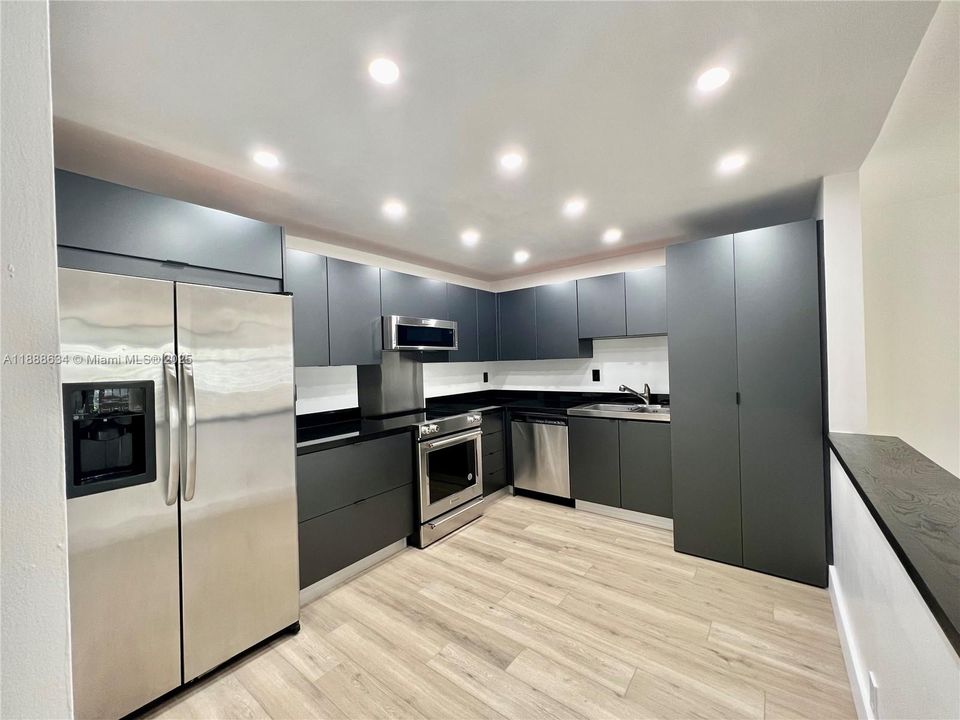 Под контрактом: $4,380 (2 спален, 2 ванн, 1467 Квадратных фут)