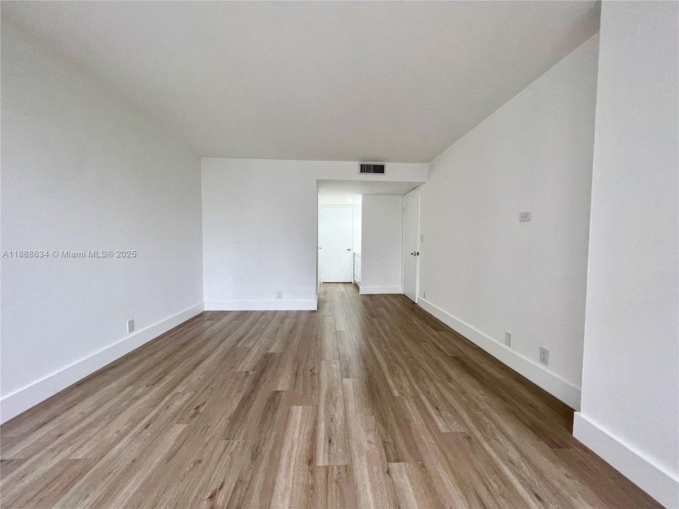 Под контрактом: $4,380 (2 спален, 2 ванн, 1467 Квадратных фут)