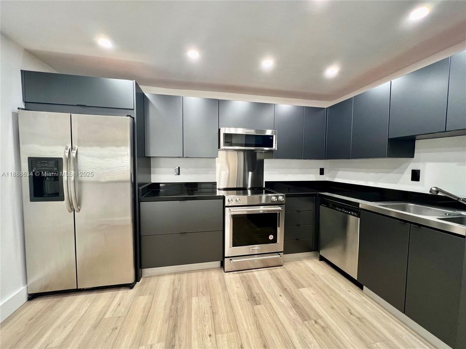 Под контрактом: $4,380 (2 спален, 2 ванн, 1467 Квадратных фут)