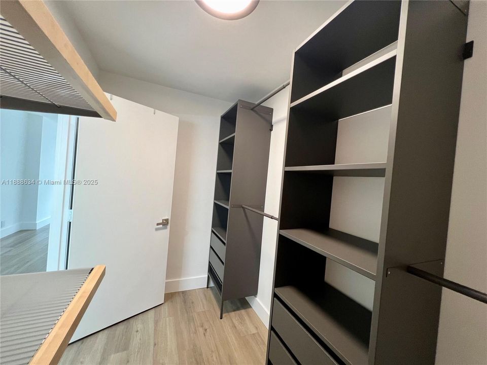 Под контрактом: $4,380 (2 спален, 2 ванн, 1467 Квадратных фут)