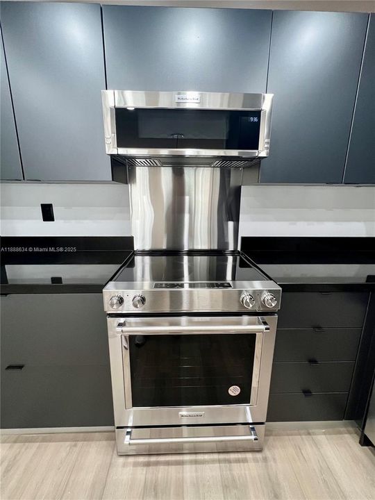 Под контрактом: $4,380 (2 спален, 2 ванн, 1467 Квадратных фут)