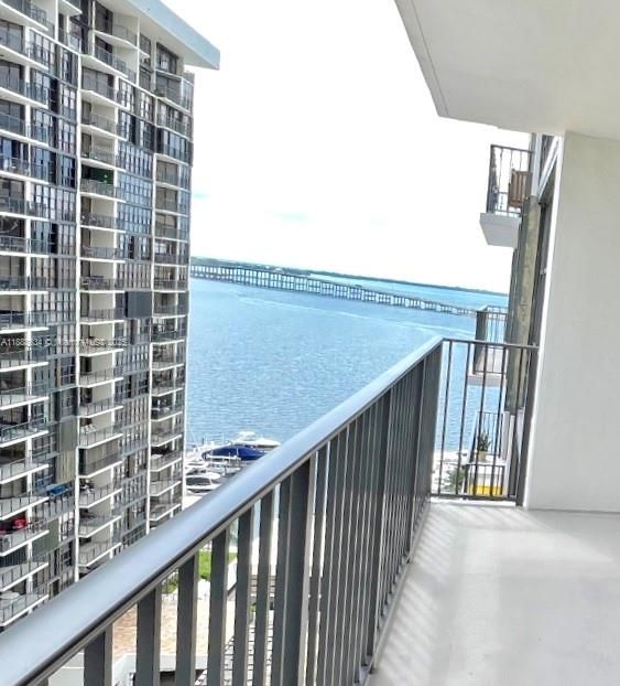 Под контрактом: $4,380 (2 спален, 2 ванн, 1467 Квадратных фут)