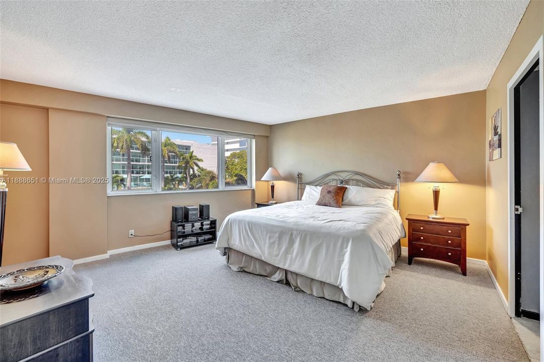 Active With Contract: $3,500 (2 beds, 1 baths, 1214 Square Feet)