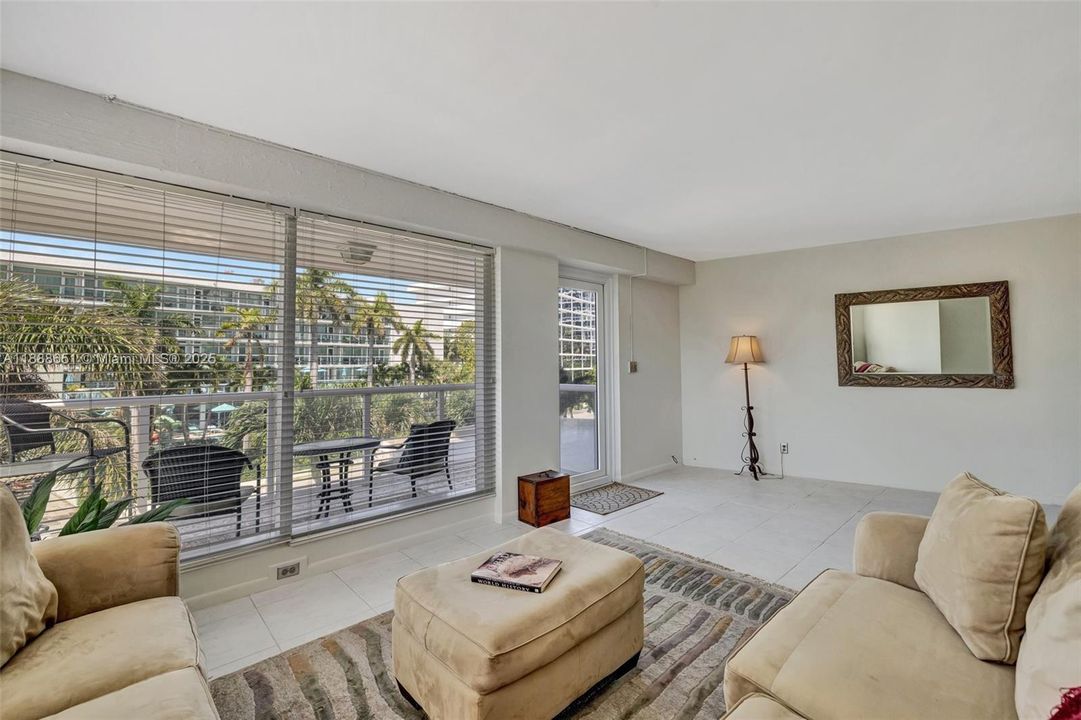 Active With Contract: $3,500 (2 beds, 1 baths, 1214 Square Feet)