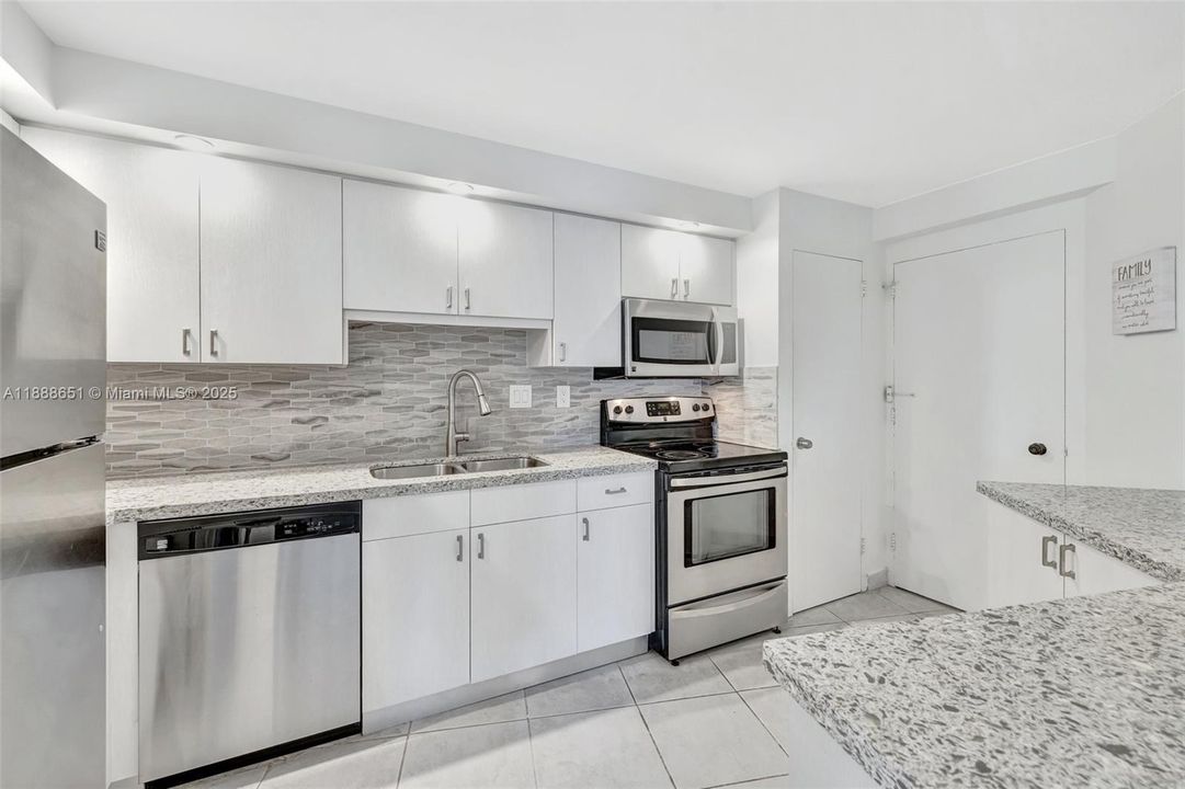 Active With Contract: $3,500 (2 beds, 1 baths, 1214 Square Feet)