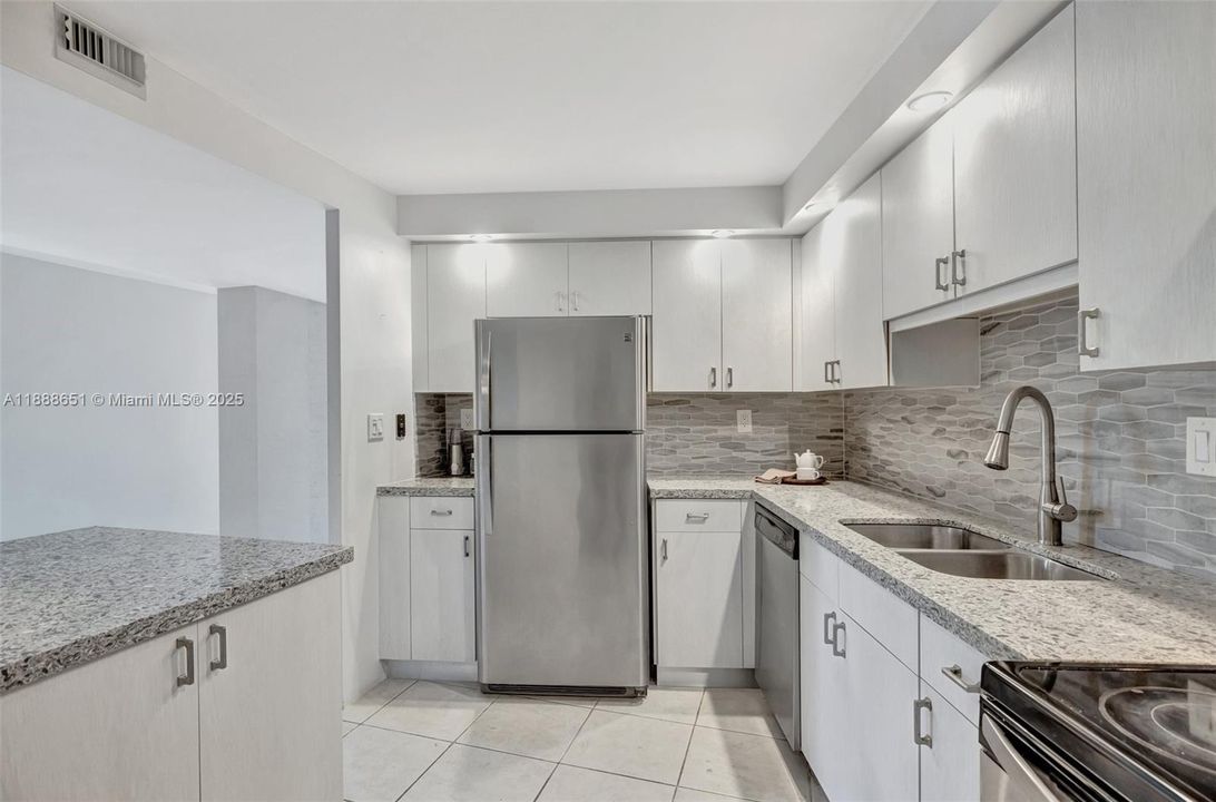 Active With Contract: $3,500 (2 beds, 1 baths, 1214 Square Feet)