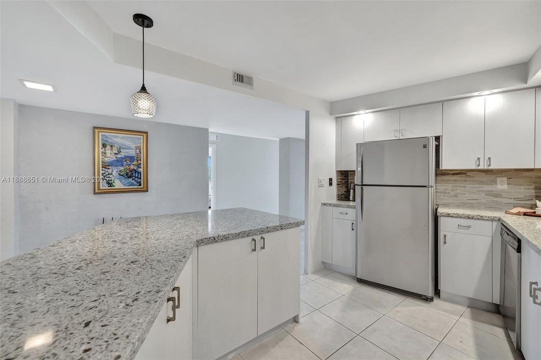 Active With Contract: $3,500 (2 beds, 1 baths, 1214 Square Feet)