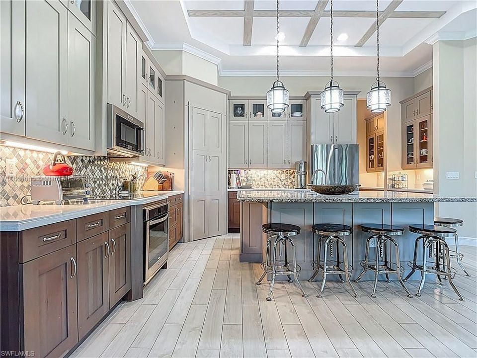 For Sale: $845,000 (5 beds, 5 baths, 3947 Square Feet)