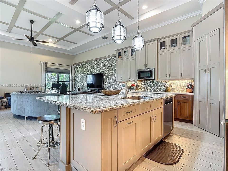 For Sale: $845,000 (5 beds, 5 baths, 3947 Square Feet)