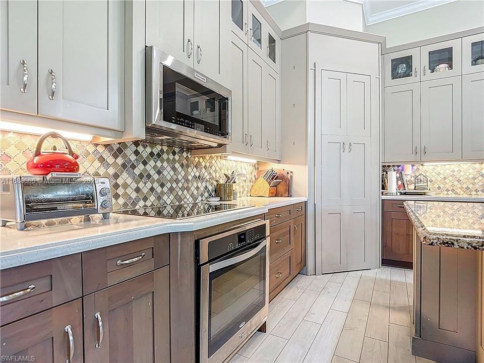 For Sale: $845,000 (5 beds, 5 baths, 3947 Square Feet)