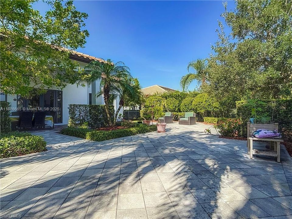 For Sale: $845,000 (5 beds, 5 baths, 3947 Square Feet)