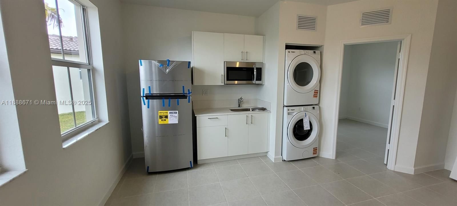Active With Contract: $1,400 (1 beds, 1 baths, 2319 Square Feet)