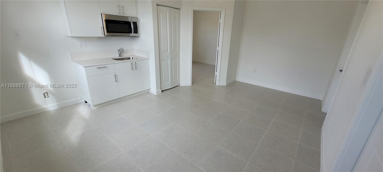 Active With Contract: $1,400 (1 beds, 1 baths, 2319 Square Feet)