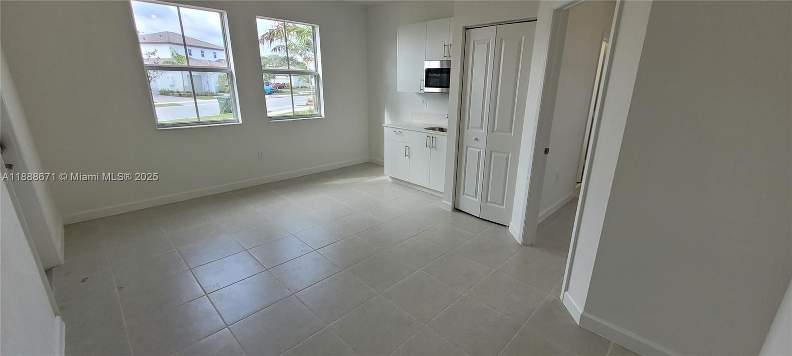 Active With Contract: $1,400 (1 beds, 1 baths, 2319 Square Feet)