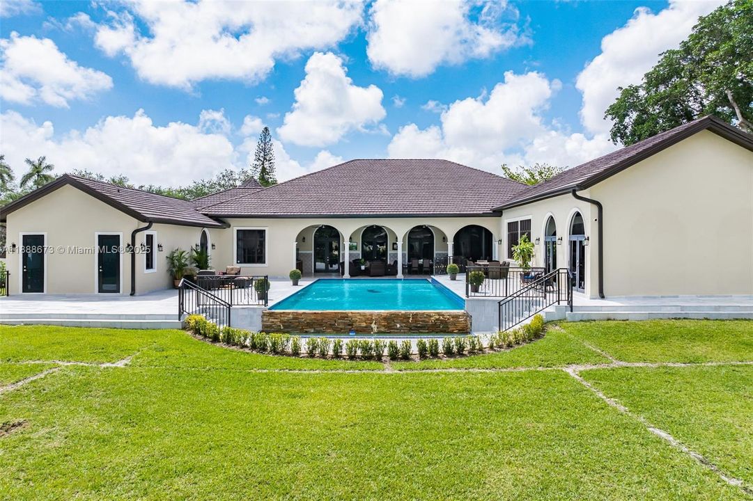 На продажу: $4,180,000 (7 спален, 6 ванн, 6045 Квадратных фут)