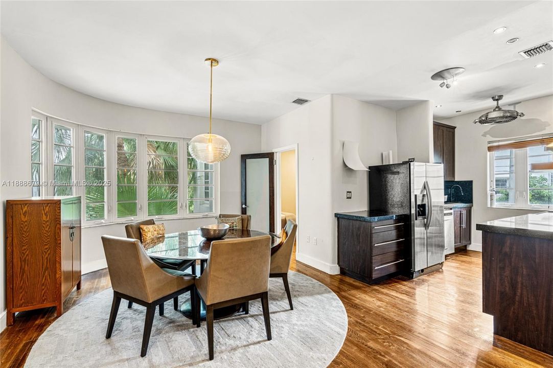 最近售出: $540,000 (2 贝兹, 2 浴室, 1053 平方英尺)