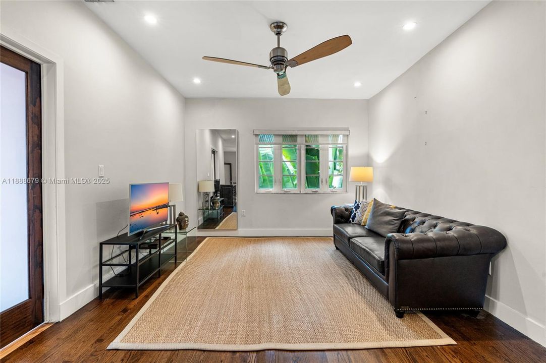 最近售出: $540,000 (2 贝兹, 2 浴室, 1053 平方英尺)