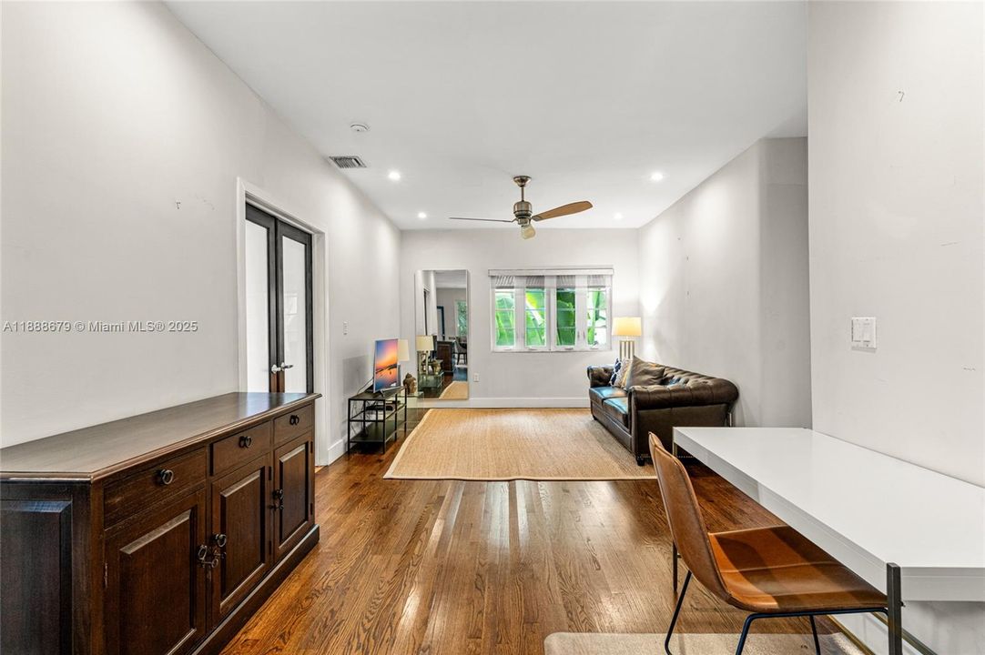 最近售出: $540,000 (2 贝兹, 2 浴室, 1053 平方英尺)