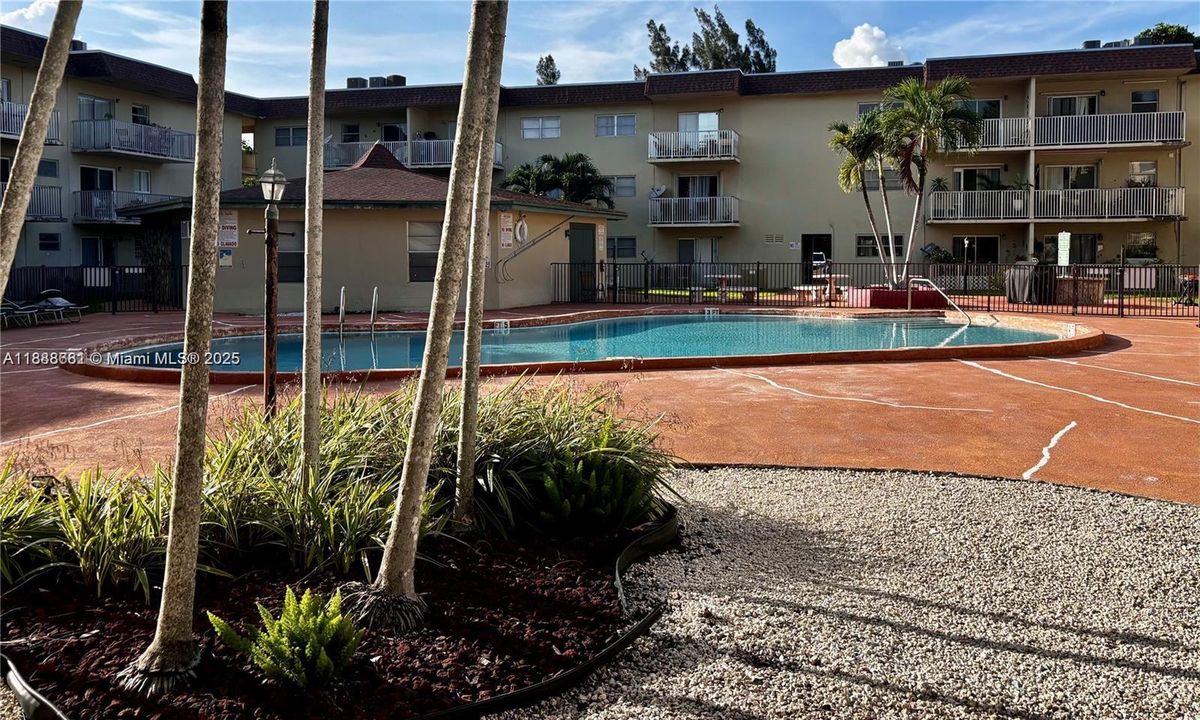 For Sale: $190,000 (1 beds, 1 baths, 560 Square Feet)