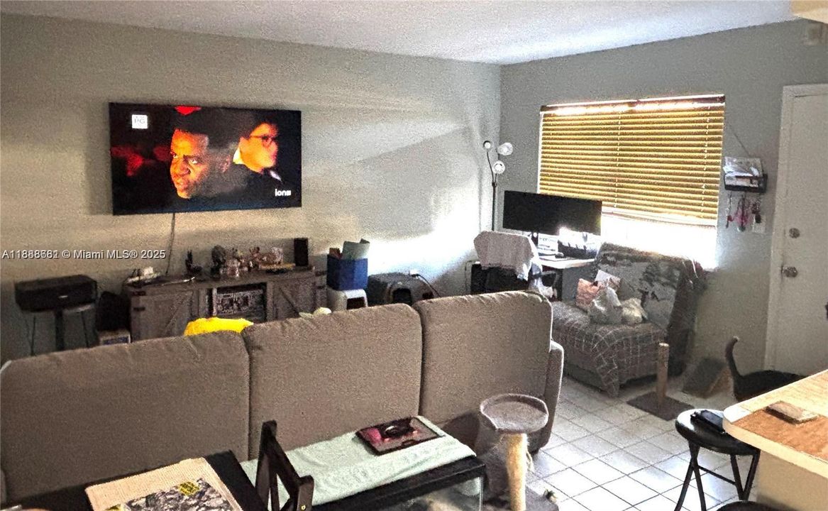 For Sale: $190,000 (1 beds, 1 baths, 560 Square Feet)