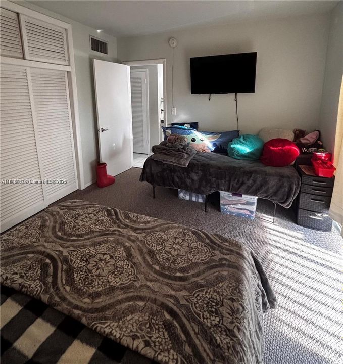 For Sale: $190,000 (1 beds, 1 baths, 560 Square Feet)