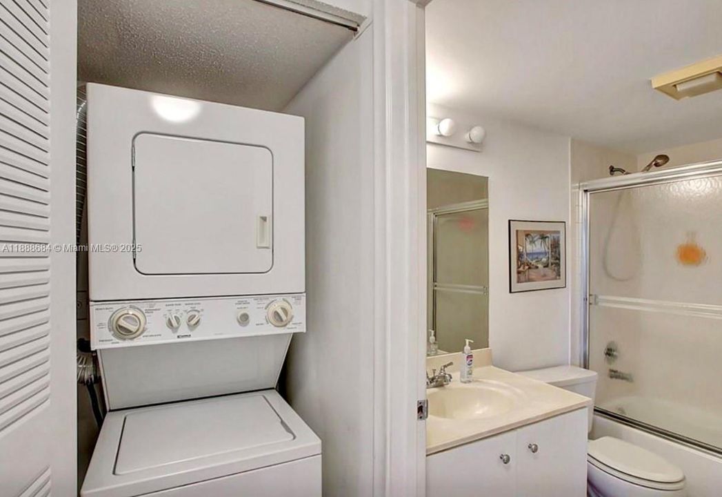 Recently Rented: $1,999 (2 beds, 2 baths, 1100 Square Feet)