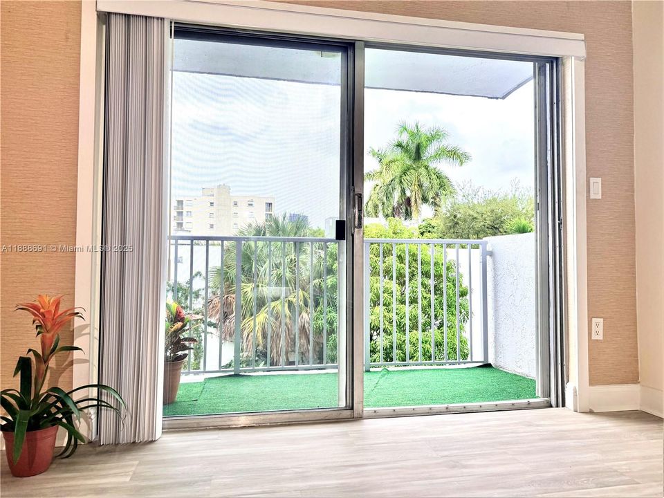 Под контрактом: $364,900 (2 спален, 2 ванн, 846 Квадратных фут)