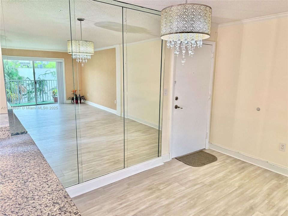 Под контрактом: $364,900 (2 спален, 2 ванн, 846 Квадратных фут)