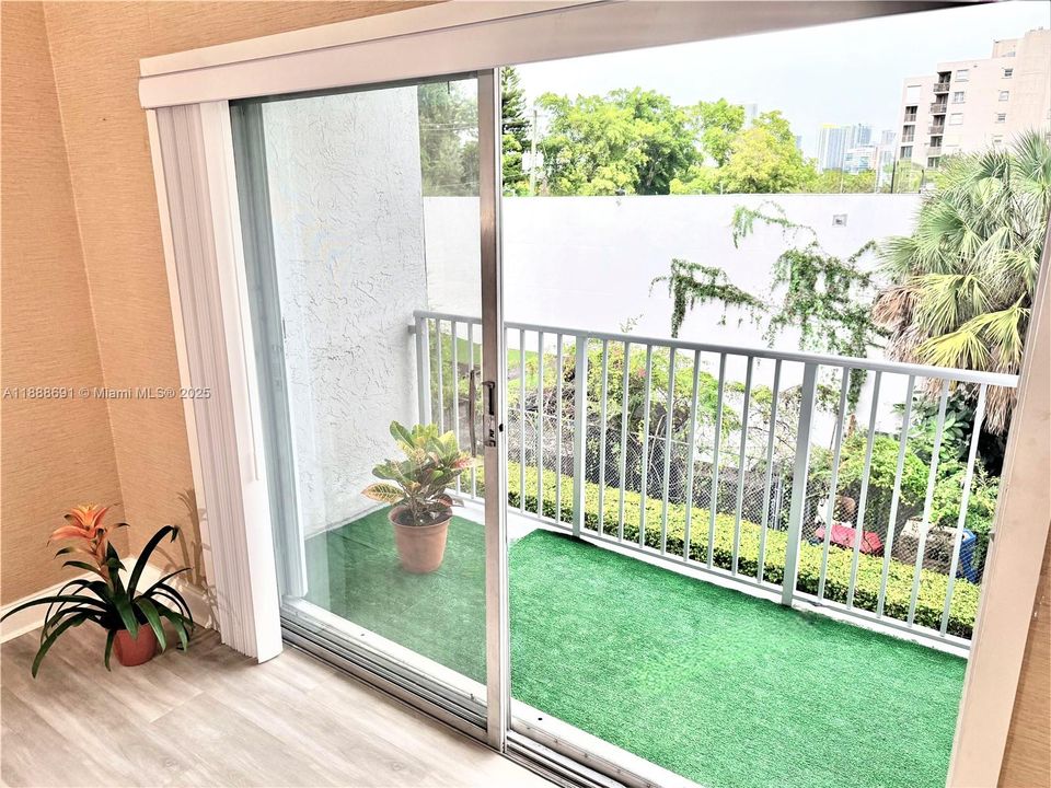 Под контрактом: $364,900 (2 спален, 2 ванн, 846 Квадратных фут)