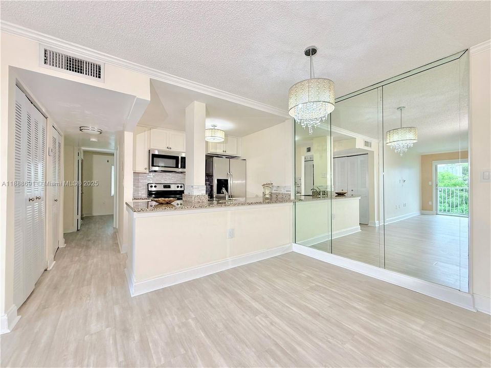 Под контрактом: $364,900 (2 спален, 2 ванн, 846 Квадратных фут)