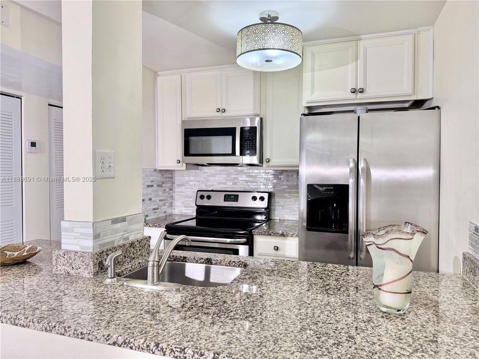 Под контрактом: $364,900 (2 спален, 2 ванн, 846 Квадратных фут)