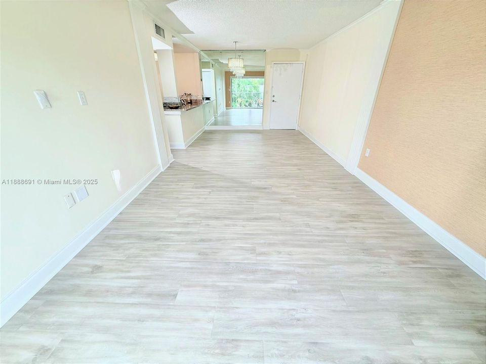 Под контрактом: $364,900 (2 спален, 2 ванн, 846 Квадратных фут)