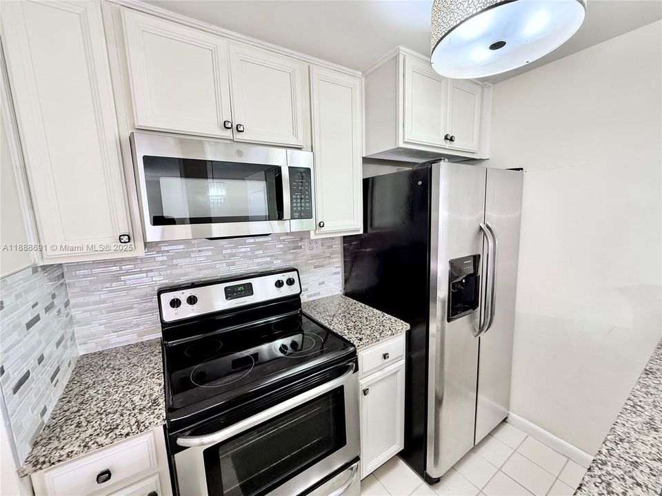 Под контрактом: $364,900 (2 спален, 2 ванн, 846 Квадратных фут)