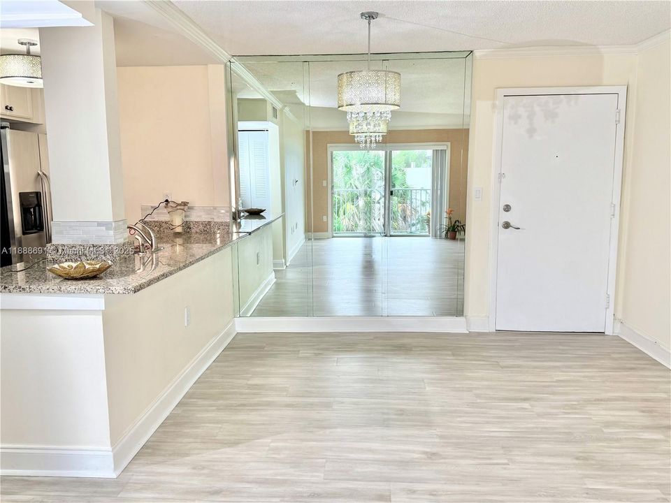 Под контрактом: $364,900 (2 спален, 2 ванн, 846 Квадратных фут)