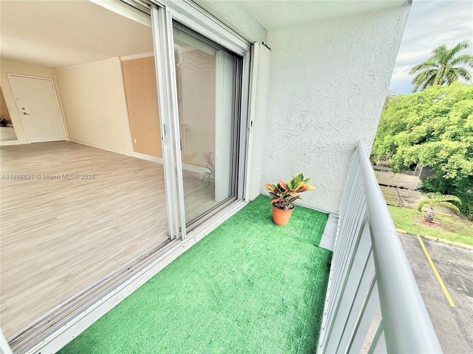 Под контрактом: $364,900 (2 спален, 2 ванн, 846 Квадратных фут)