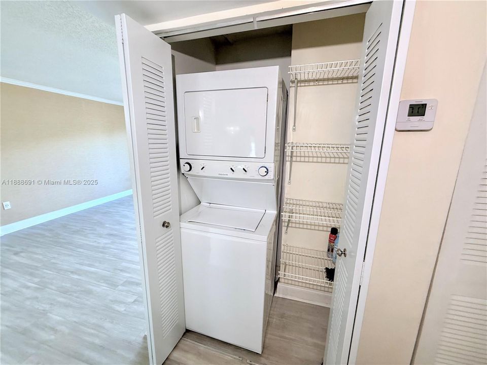 Под контрактом: $364,900 (2 спален, 2 ванн, 846 Квадратных фут)