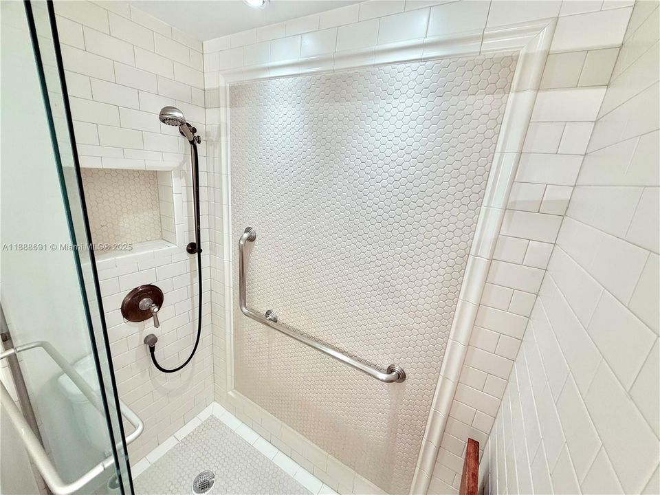 Под контрактом: $364,900 (2 спален, 2 ванн, 846 Квадратных фут)