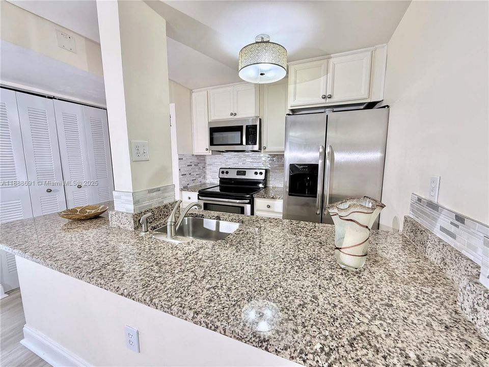 Под контрактом: $364,900 (2 спален, 2 ванн, 846 Квадратных фут)