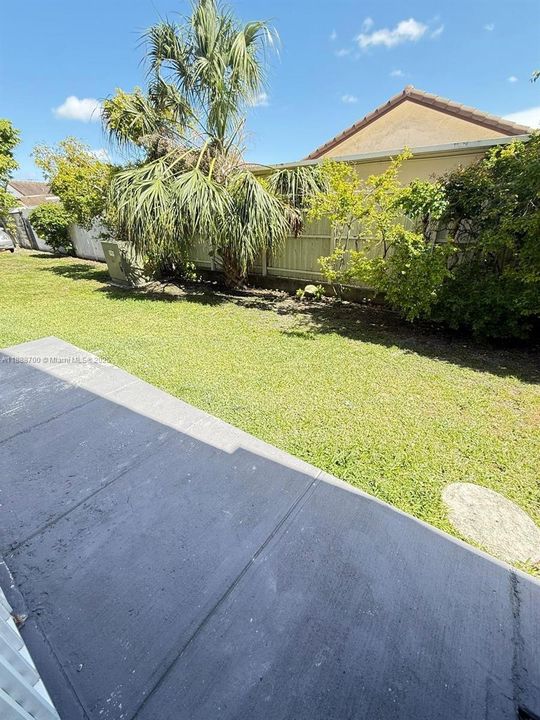 最近售出: $300,000 (2 贝兹, 1 浴室, 985 平方英尺)