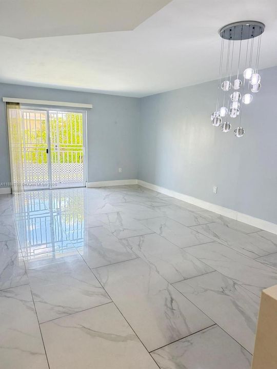 最近售出: $300,000 (2 贝兹, 1 浴室, 985 平方英尺)