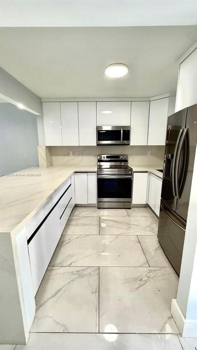 最近售出: $300,000 (2 贝兹, 1 浴室, 985 平方英尺)